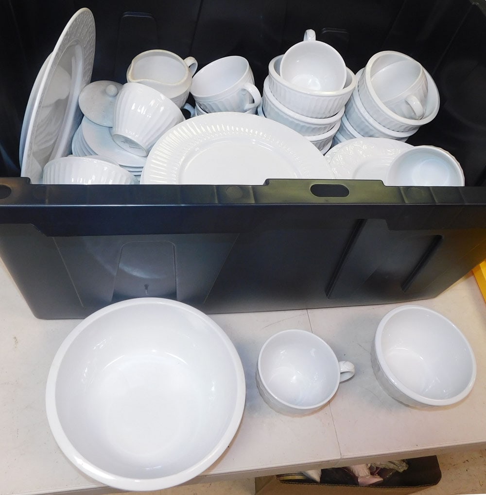 Porcelain Dinner Set in Plastic Tote (1 of 5)