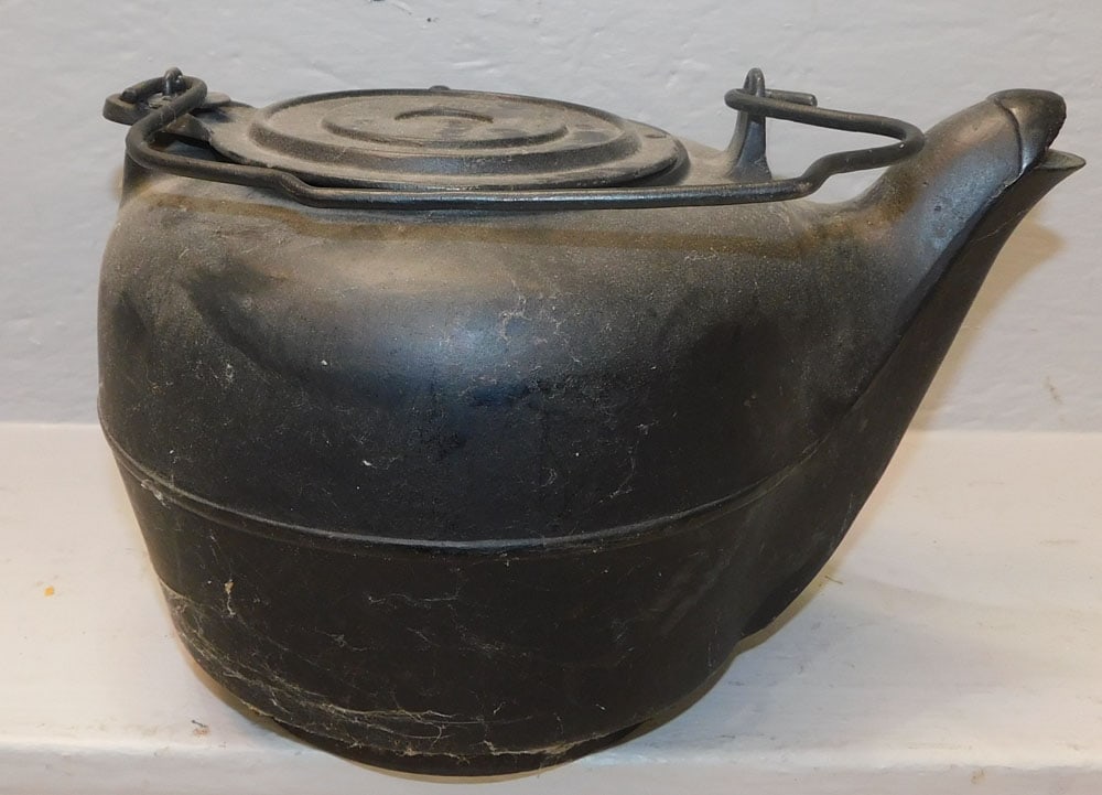 Antique Cast Iron Kettle (1 of 2)