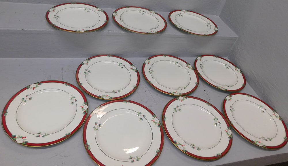 Set of Ten Pfaltzgraff Dinner Plates: Set of Ten Pfaltzgraff Dinner Plates. 10 3/4" Dia. ALL DESCRIPTIONS AND ANY CONDITION STATEMENT GIVEN BY LANGSTON AUCTION GALLERY ARE STRICTLY OPINIONS AND LANGSTON'S SHALL HAVE NO RESPONSIBILITY FOR