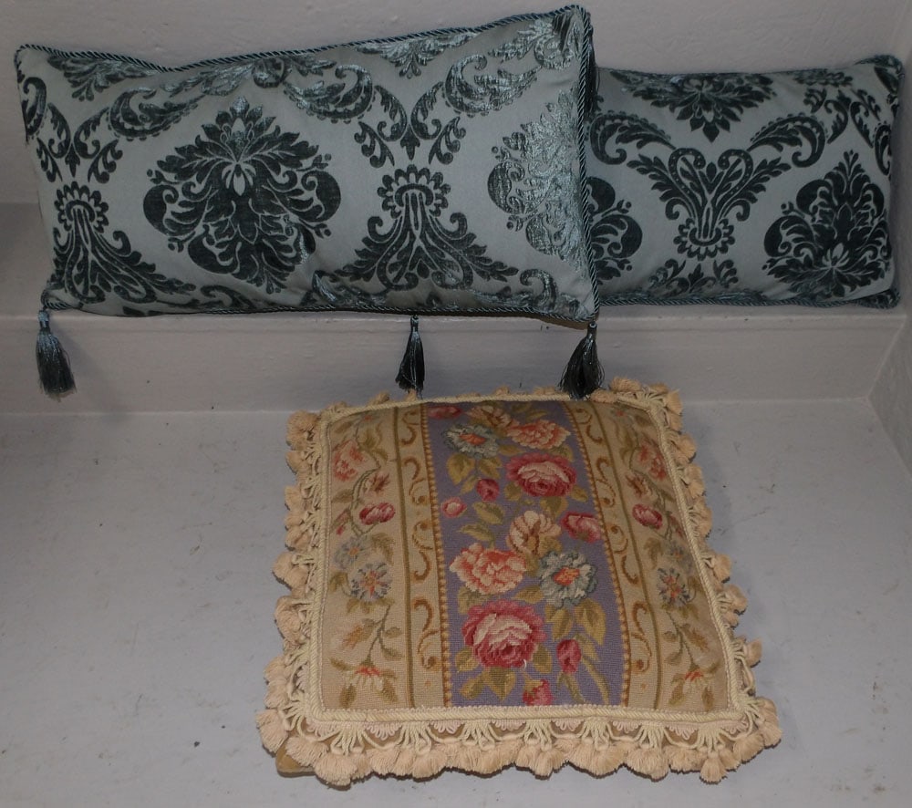 Lot of Decorative Pillows: Lot of Decorative Pillows. ALL DESCRIPTIONS AND ANY CONDITION STATEMENT GIVEN BY LANGSTON AUCTION GALLERY ARE STRICTLY OPINIONS AND LANGSTON'S SHALL HAVE NO RESPONSIBILITY FOR ERRORS OR OMISSIONS. THE