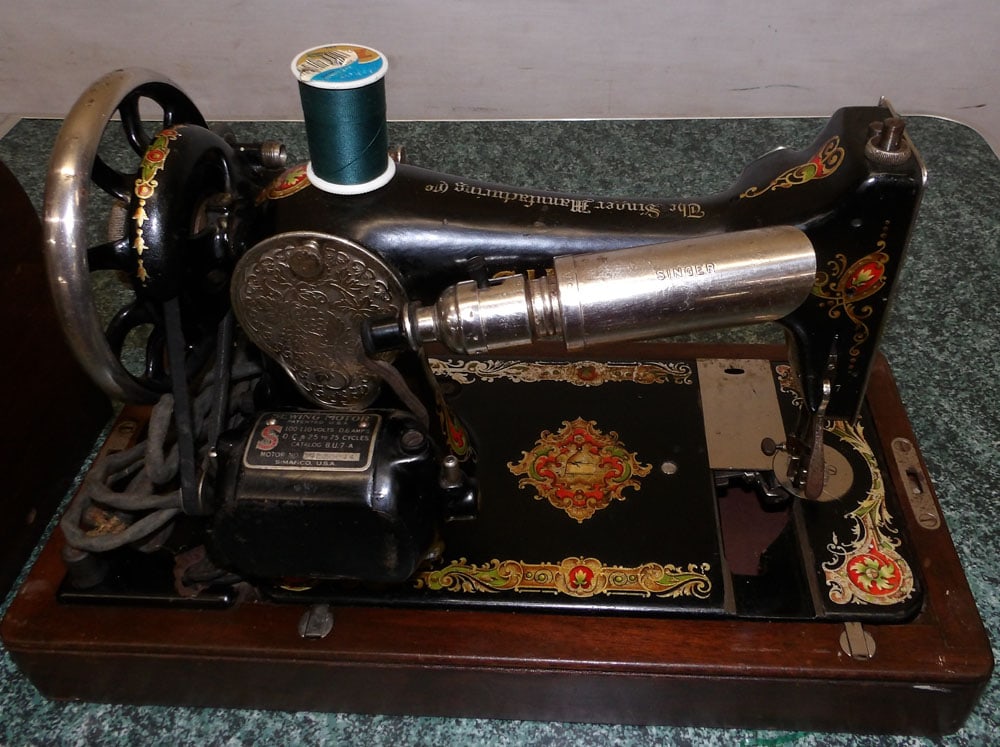 Antique Singer Sewing Machine in Walnut Case (1 of 5)