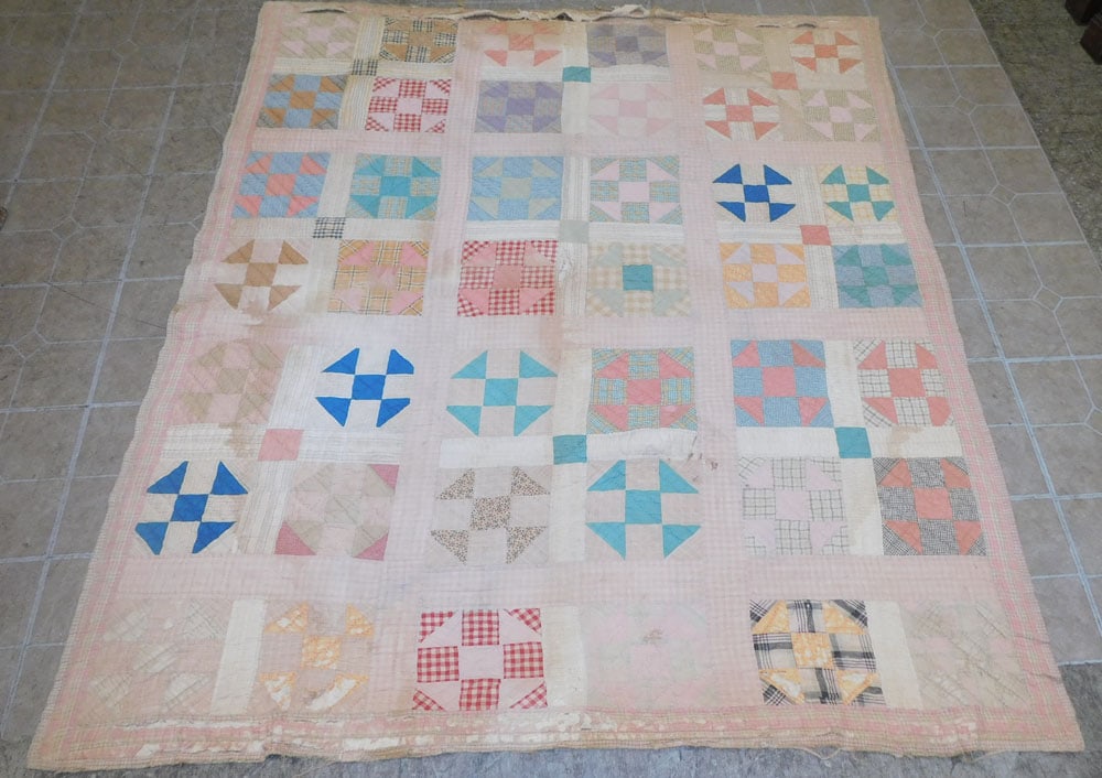 antique handmade quilt: antique handmade quilt. ALL DESCRIPTIONS AND ANY CONDITION STATEMENT GIVEN BY LANGSTON AUCTION GALLERY ARE STRICTLY OPINIONS AND LANGSTON'S SHALL HAVE NO RESPONSIBILITY FOR ERRORS OR OMISSIONS. THE AB
