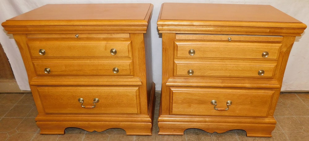 pair 2 door mahogany night stands with pull out slides by Wynwood: pair 2 door mahogany night stands with pull out slides by Wynwood. 27" W 17 1/4" D 27 1/4" H ALL DESCRIPTIONS AND ANY CONDITION STATEMENT GIVEN BY LANGSTON AUCTION GALLERY ARE STRICTLY OPINIONS AND LA