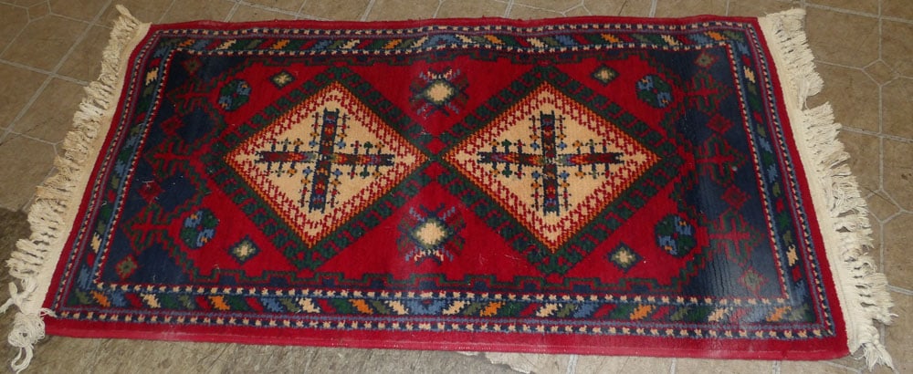2' 4" x 4' 7" Machine Made Rug (1 of 5)