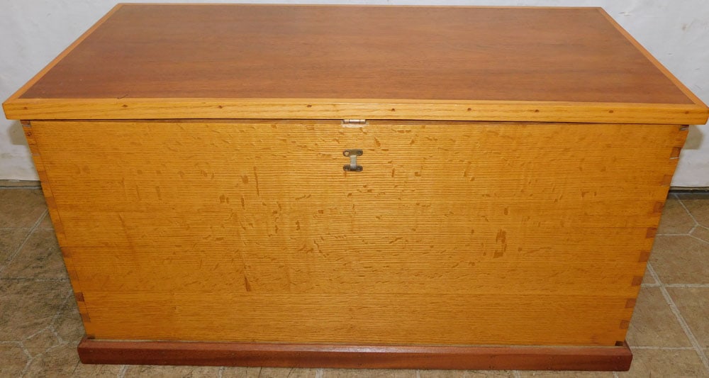 Oak & Mahogany Dovetailed Blanket Chest: Oak & Mahogany Dovetailed Blanket Chest . 33 3/4" W 16 3/4" D 17 3/4" H ALL DESCRIPTIONS AND ANY CONDITION STATEMENT GIVEN BY LANGSTON AUCTION GALLERY ARE STRICTLY OPINIONS AND LANGSTON'S SHALL HAVE N