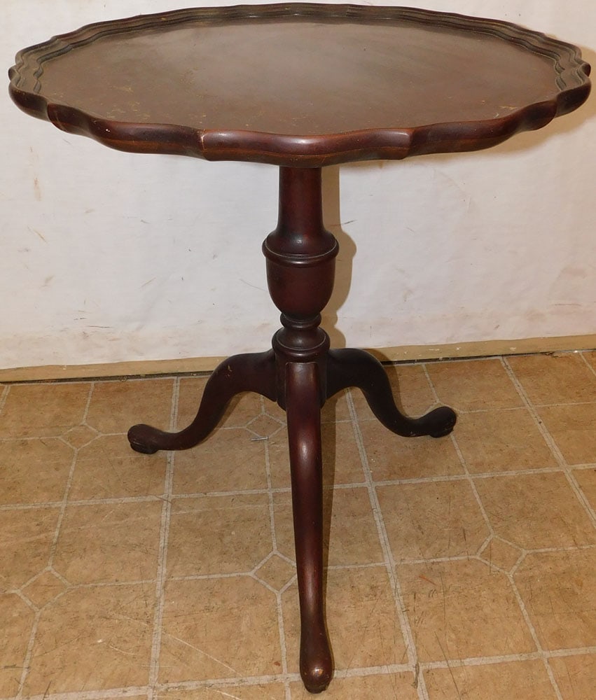 Mahogany Pie Crust Top Tea Table: Mahogany Pie Crust Top Tea Table. 24 1/4" Dia. 26" H ALL DESCRIPTIONS AND ANY CONDITION STATEMENT GIVEN BY LANGSTON AUCTION GALLERY ARE STRICTLY OPINIONS AND LANGSTON'S SHALL HAVE NO RESPONSIBILITY FO