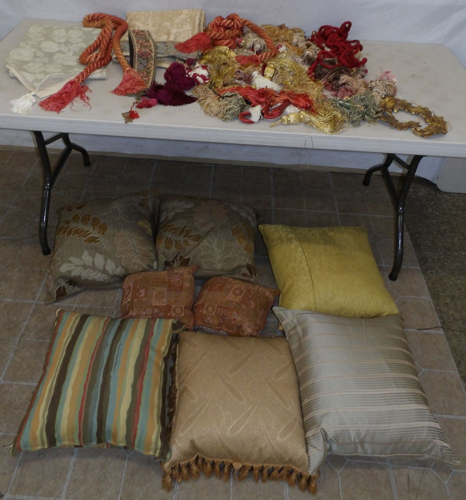 Lot of Decorative Pillows: Lot of Decorative Pillows. ALL DESCRIPTIONS AND ANY CONDITION STATEMENT GIVEN BY LANGSTON AUCTION GALLERY ARE STRICTLY OPINIONS AND LANGSTON'S SHALL HAVE NO RESPONSIBILITY FOR ERRORS OR OMISSIONS. THE