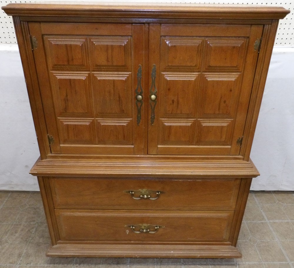 walnut chifforobe by Stanley furniture company: walnut chifforobe by Stanley furniture company. 41" W 20" D 52" H ALL DESCRIPTIONS AND ANY CONDITION STATEMENT GIVEN BY LANGSTON AUCTION GALLERY ARE STRICTLY OPINIONS AND LANGSTON'S SHALL HAVE NO RESP
