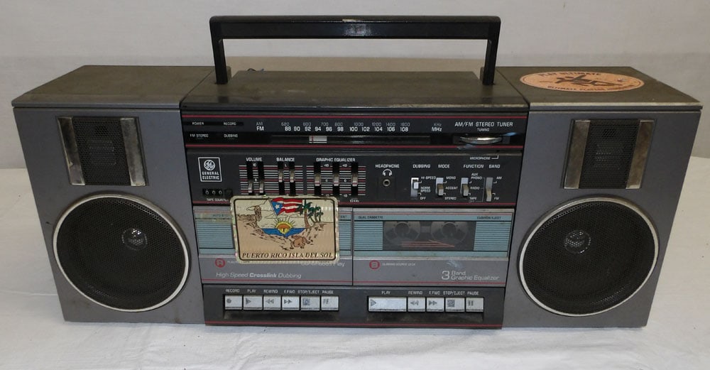 vintage general electric boom box (1 of 2)