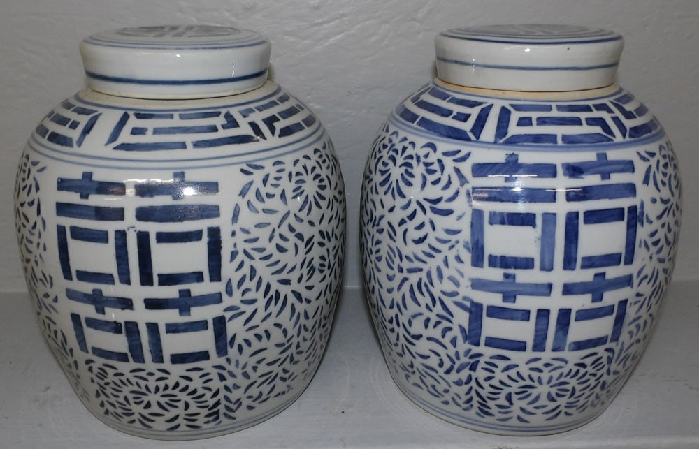 Pair of Oriental Ginger Jars, (1 Lid Restored) (1 of 6)