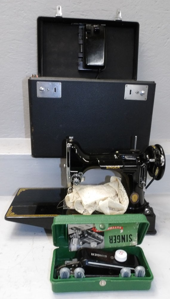 Vintage Featherweight Singer Sewing Machine in Case (1 of 4)