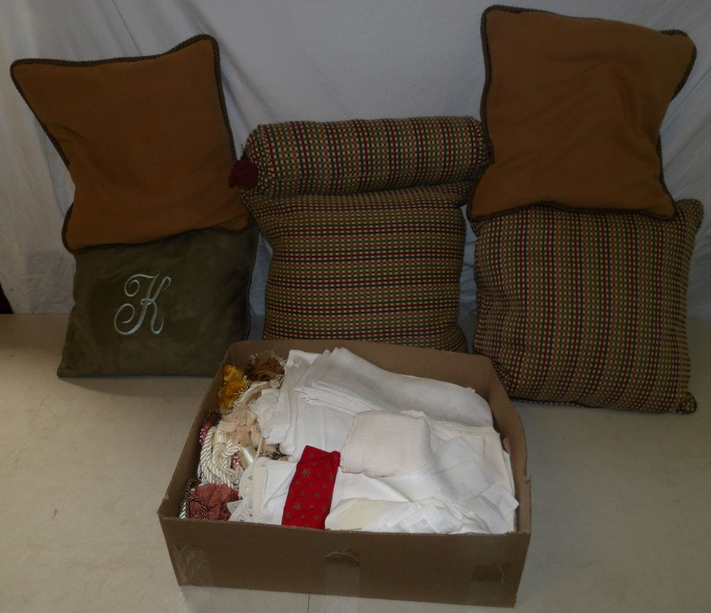 Lot of Decorative Pillows: Lot of Decorative Pillows. "ALL DESCRIPTIONS AND ANY CONDITION STATEMENT GIVEN BY LANGSTON AUCTION GALLERY ARE STRICTLY OPINIONS AND LANGSTON'S SHALL HAVE NO RESPONSIBILITY FOR ERRORS OR OMISSIONS. TH