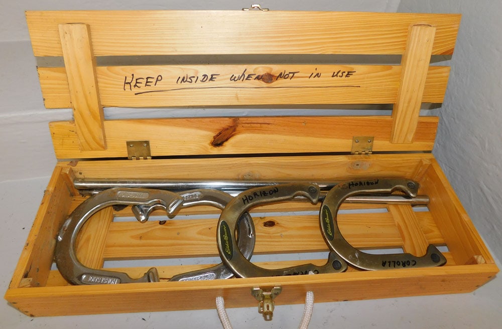 Eddie Bauer Horseshoe Game in Case (1 of 3)