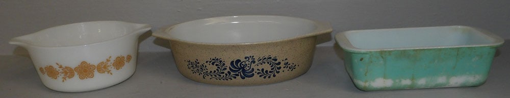 Three Pieces of Vintage Pyrex (1 of 3)