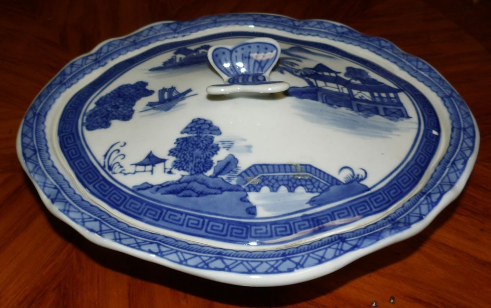 canton style cover dish with butterfly handle: canton style cover dish with butterfly handle. 10 1/2" W 9" D 3 1/2" H