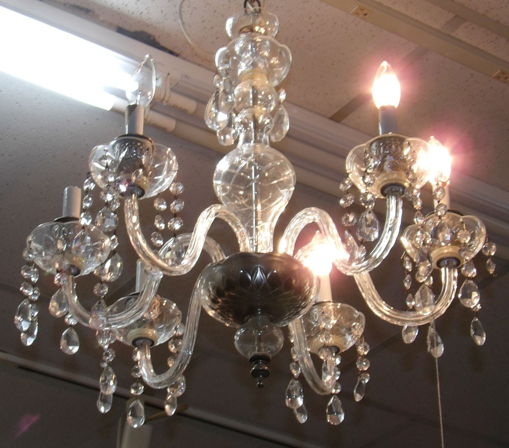 6 light crystal chandelier (1 of 2)