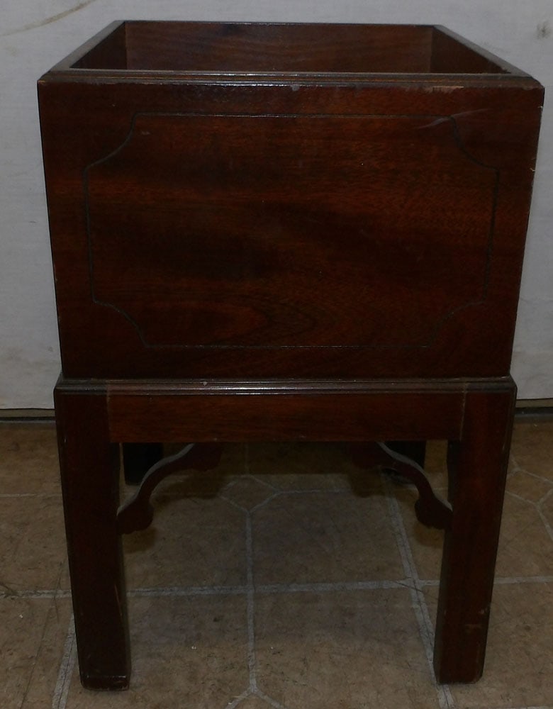 Mahogany Chippendale Style Jardiniere: Mahogany Chippendale Style Jardiniere . 12 1/2" Dia. 19" H