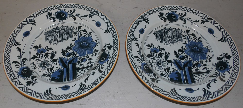Pair of Delft Colonial Williamsburg Plates (1 of 4)