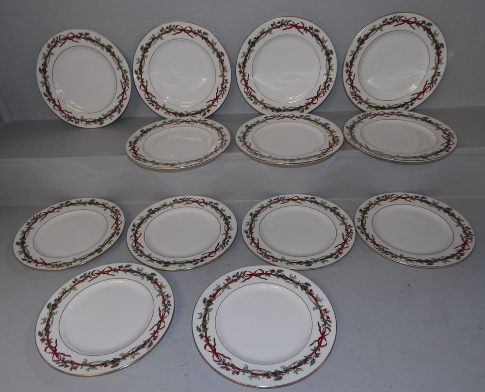 Set of 13 Royal Worcester Dinner Plates, (Holly Ribbons) (1 of 3)