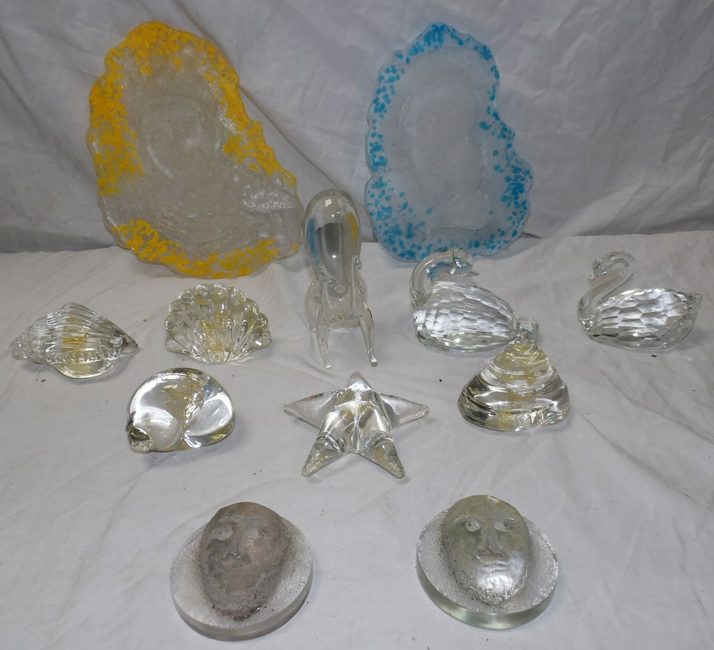 lot of art glass paper weights: lot of art glass paper weights. ALL DESCRIPTIONS AND ANY CONDITION STATEMENT GIVEN BY LANGSTON AUCTION GALLERY ARE STRICTLY OPINIONS AND LANGSTON'S SHALL HAVE NO RESPONSIBILITY FOR ERRORS OR OMISSIONS