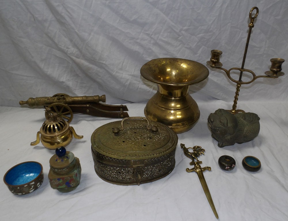 lot of brass items: lot of brass items. ALL DESCRIPTIONS AND ANY CONDITION STATEMENT GIVEN BY LANGSTON AUCTION GALLERY ARE STRICTLY OPINIONS AND LANGSTON'S SHALL HAVE NO RESPONSIBILITY FOR ERRORS OR OMISSIONS. THE ABSENC