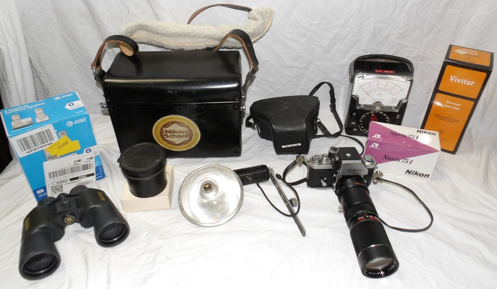 lot of vintage cameras: lot of vintage cameras. ALL DESCRIPTIONS AND ANY CONDITION STATEMENT GIVEN BY LANGSTON AUCTION GALLERY ARE STRICTLY OPINIONS AND LANGSTON'S SHALL HAVE NO RESPONSIBILITY FOR ERRORS OR OMISSIONS. THE AB