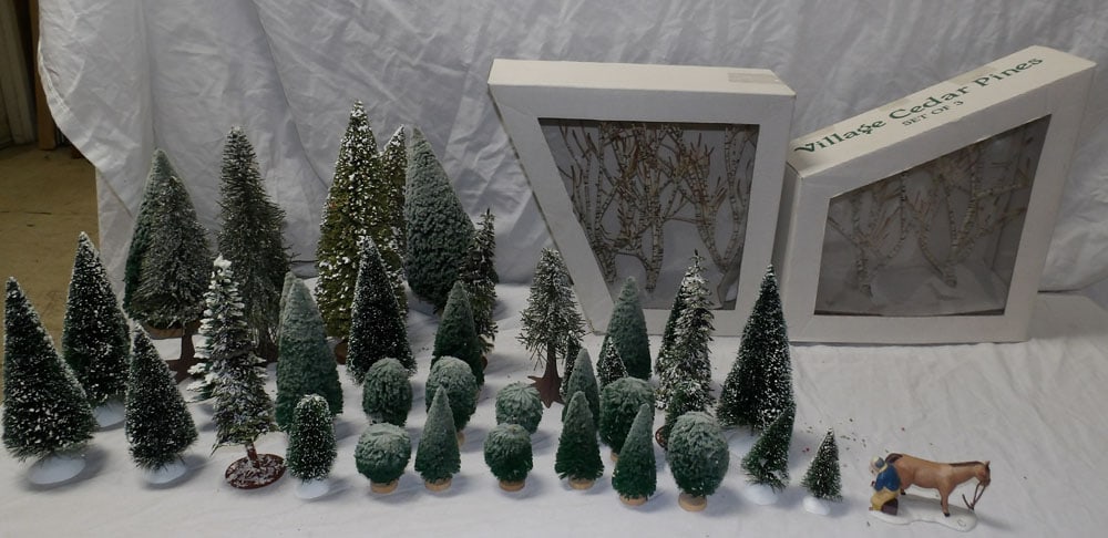 lot of Christmas ornaments: lot of Christmas ornaments. ALL DESCRIPTIONS AND ANY CONDITION STATEMENT GIVEN BY LANGSTON AUCTION GALLERY ARE STRICTLY OPINIONS AND LANGSTON'S SHALL HAVE NO RESPONSIBILITY FOR ERRORS OR OMISSIONS. TH
