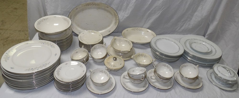 set of Syracuse China: set of Syracuse China. ALL DESCRIPTIONS AND ANY CONDITION STATEMENT GIVEN BY LANGSTON AUCTION GALLERY ARE STRICTLY OPINIONS AND LANGSTON'S SHALL HAVE NO RESPONSIBILITY FOR ERRORS OR OMISSIONS. THE ABS