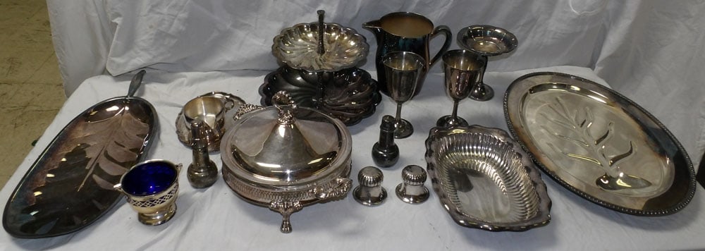 lot of silverplate: lot of silverplate. ALL DESCRIPTIONS AND ANY CONDITION STATEMENT GIVEN BY LANGSTON AUCTION GALLERY ARE STRICTLY OPINIONS AND LANGSTON'S SHALL HAVE NO RESPONSIBILITY FOR ERRORS OR OMISSIONS. THE ABSENC