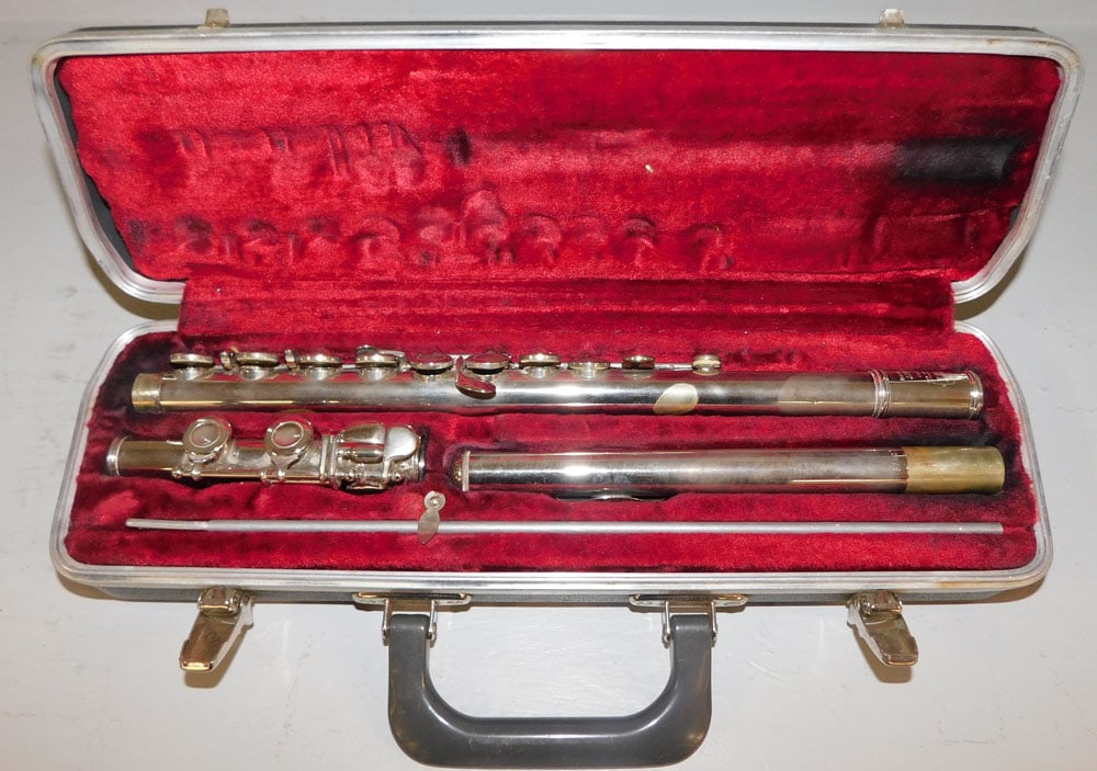 Bundy flute in case (1 of 3)