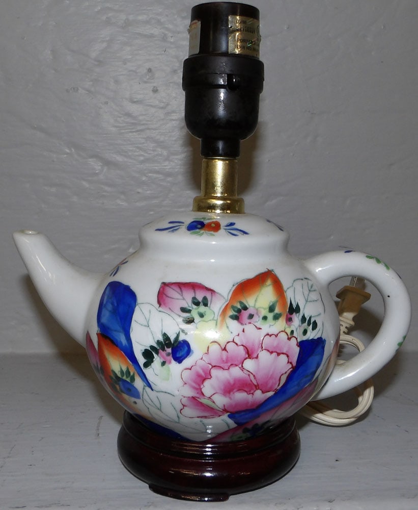 tobacco leaf painted porcelain teapot lamp: tobacco leaf painted porcelain teapot lamp. 9" H ALL DESCRIPTIONS AND ANY CONDITION STATEMENT GIVEN BY LANGSTON AUCTION GALLERY ARE STRICTLY OPINIONS AND LANGSTON'S SHALL HAVE NO RESPONSIBILITY FOR ER