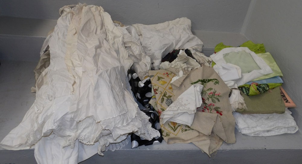 lot of linens: lot of linens. ALL DESCRIPTIONS AND ANY CONDITION STATEMENT GIVEN BY LANGSTON AUCTION GALLERY ARE STRICTLY OPINIONS AND LANGSTON'S SHALL HAVE NO RESPONSIBILITY FOR ERRORS OR OMISSIONS. THE ABSENCE OF