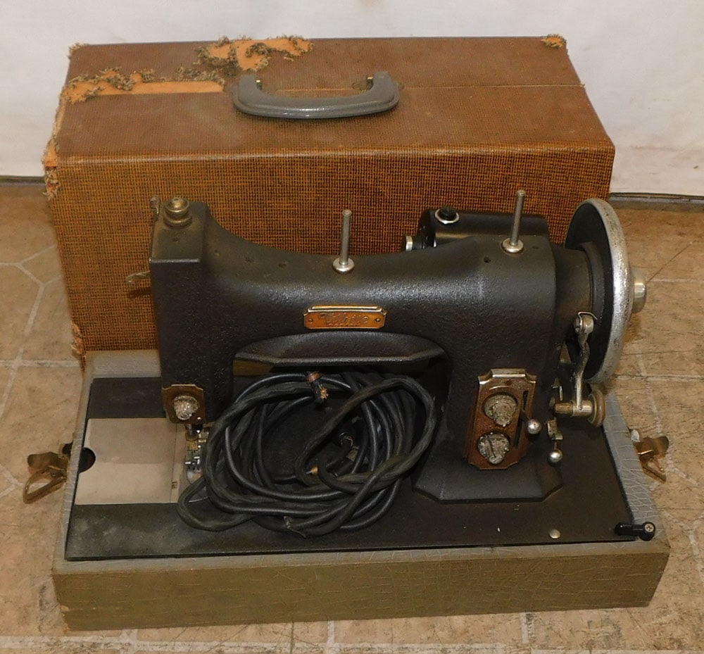 vintage sewing machine (1 of 5)