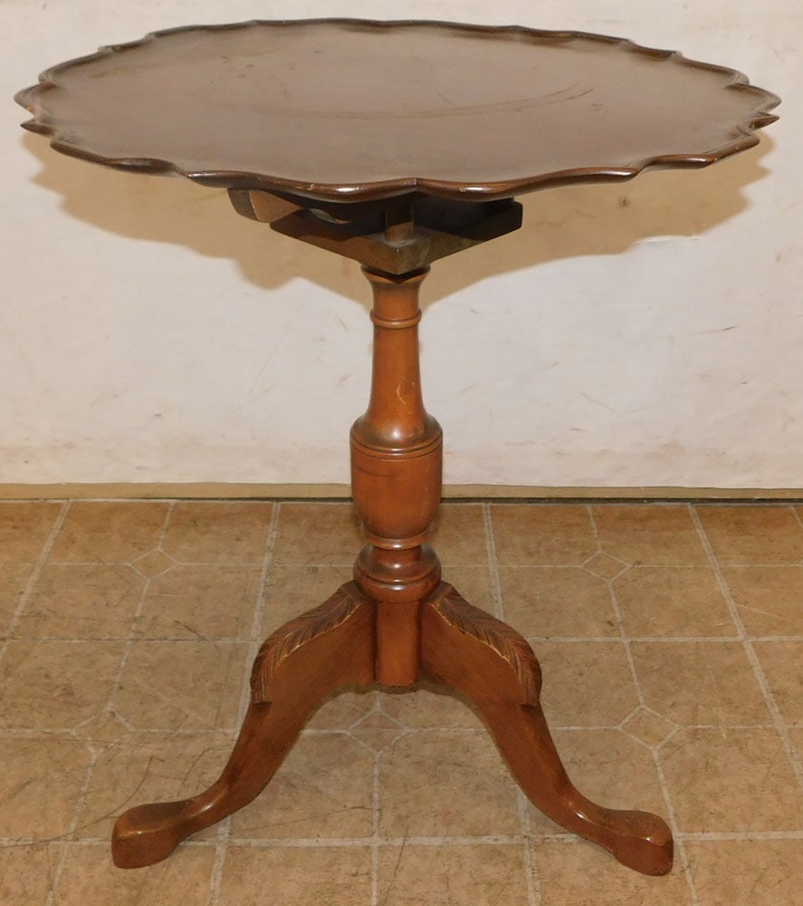 mahogany pie crust top tea table: mahogany pie crust top tea table. 23 1/4" Dia. 27 1/2" H ALL DESCRIPTIONS AND ANY CONDITION STATEMENT GIVEN BY LANGSTON AUCTION GALLERY ARE STRICTLY OPINIONS AND LANGSTON'S SHALL HAVE NO RESPONSIBILIT