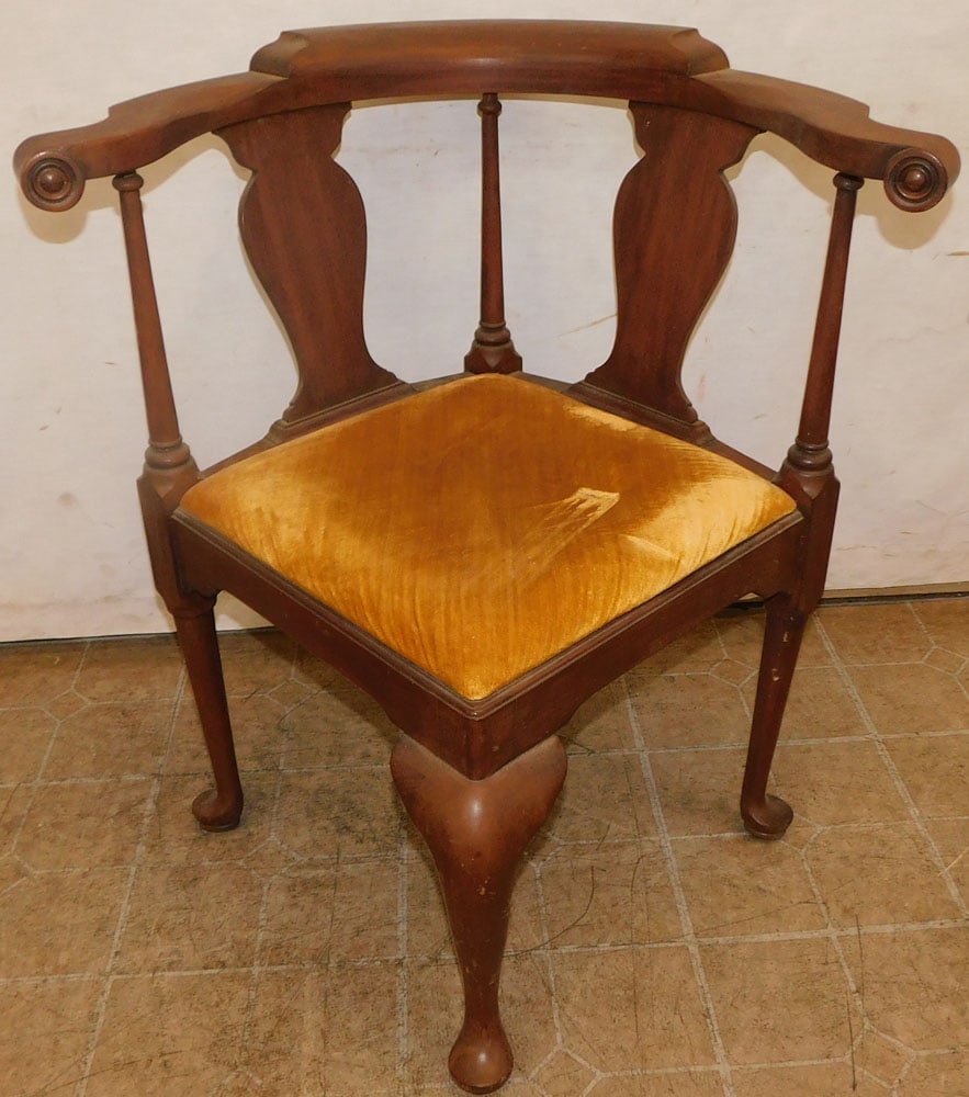 mahogany corner chair: mahogany corner chair. 33" H ALL DESCRIPTIONS AND ANY CONDITION STATEMENT GIVEN BY LANGSTON AUCTION GALLERY ARE STRICTLY OPINIONS AND LANGSTON'S SHALL HAVE NO RESPONSIBILITY FOR ERRORS OR OMISSIONS. T