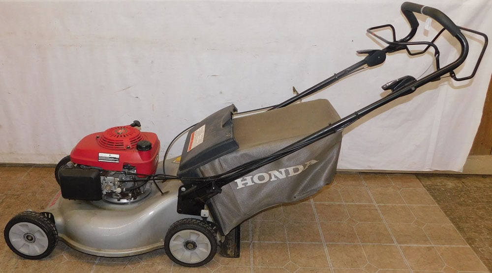 Honda self propelled three speed push mower (1 of 5)