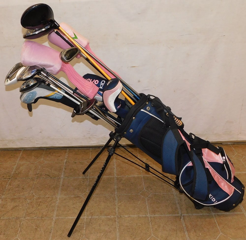 golf bag with clubs: golf bag with clubs. ALL DESCRIPTIONS AND ANY CONDITION STATEMENT GIVEN BY LANGSTON AUCTION GALLERY ARE STRICTLY OPINIONS AND LANGSTON'S SHALL HAVE NO RESPONSIBILITY FOR ERRORS OR OMISSIONS. THE ABSEN