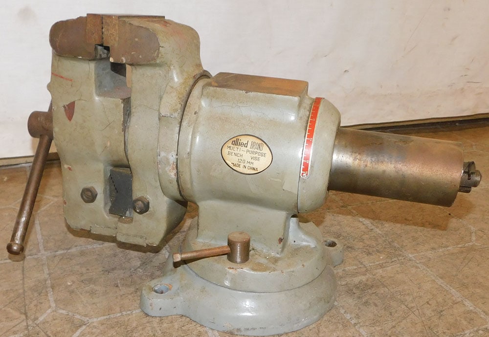 painted cast iron vise (1 of 3)