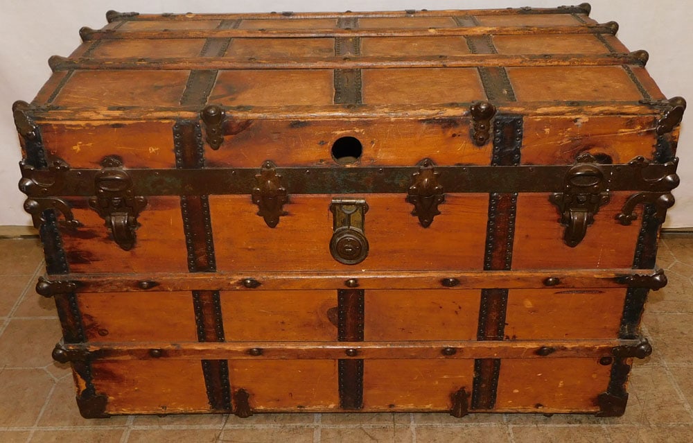 antique flat top trunk (1 of 5)