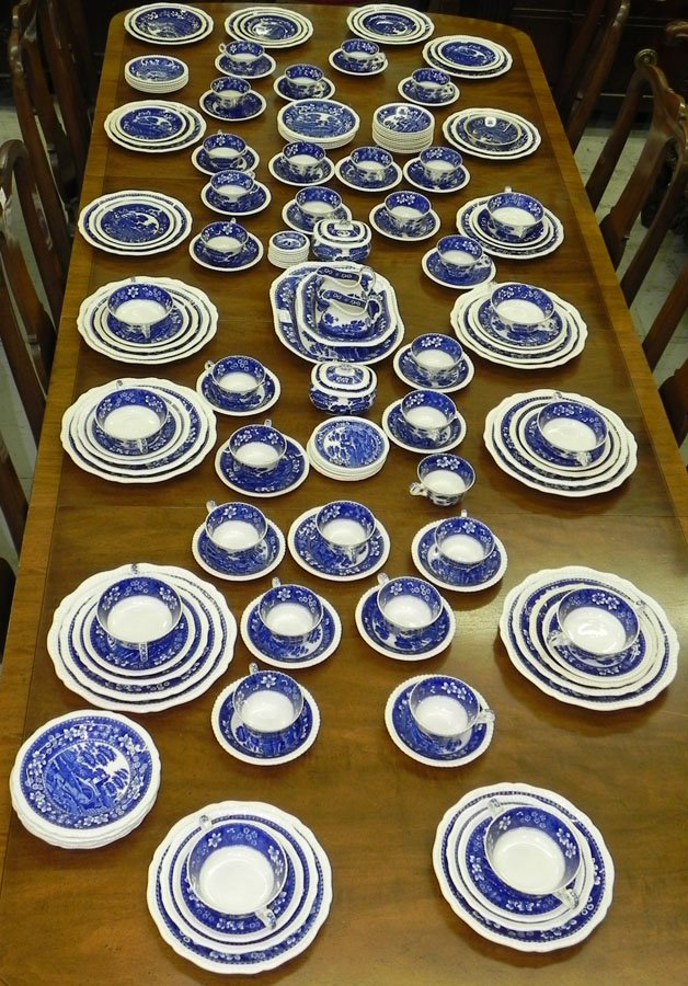 168 pcs. Copeland Spode china.: 168 pcs. of Copeland Spode china in Spode's Tower pattern.