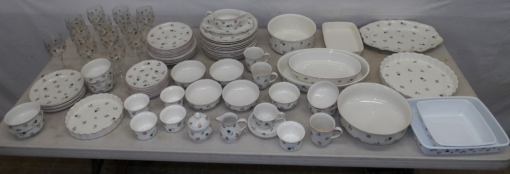 84 Pieces of Villeroy & Boch China with Wine Glasses: 84 Pieces of Villeroy & Boch China with Wine Glasses. "ALL DESCRIPTIONS AND ANY CONDITION STATEMENT GIVEN BY LANGSTON AUCTION GALLERY ARE STRICTLY OPINIONS AND LANGSTON'S SHALL HAVE NO RESPONSIBILITY 