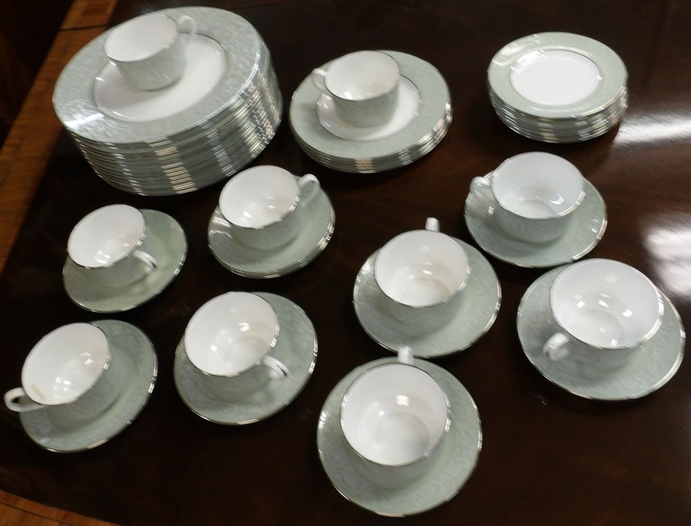 47 pieces of Royal Worcester China: 47 pieces of Royal Worcester China. "ALL DESCRIPTIONS AND ANY CONDITION STATEMENT GIVEN BY LANGSTON AUCTION GALLERY ARE STRICTLY OPINIONS AND LANGSTON'S SHALL HAVE NO RESPONSIBILITY FOR ERRORS OR OMIS