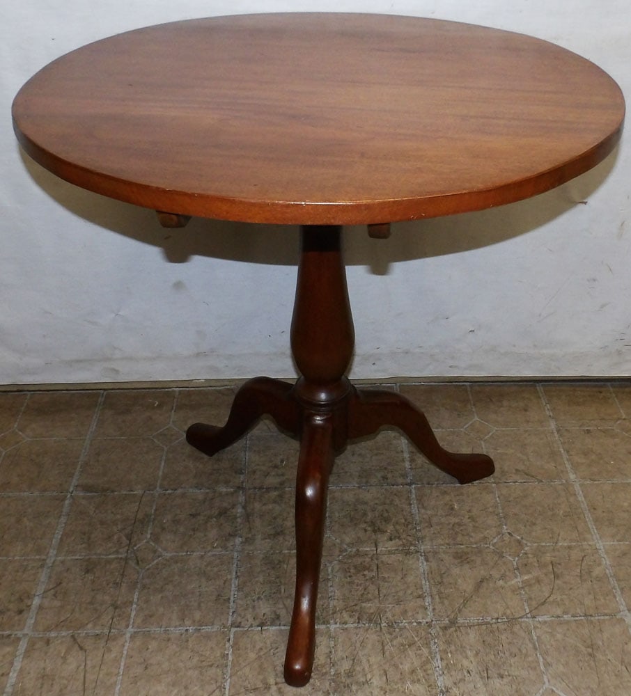 Mahogany Tilt Top Tea Table with Bird Cage: Mahogany Tilt Top Tea Table with Bird Cage . 29 1/2" Dia. 30" H "ALL DESCRIPTIONS AND ANY CONDITION STATEMENT GIVEN BY LANGSTON AUCTION GALLERY ARE STRICTLY OPINIONS AND LANGSTON'S SHALL HAVE NO RESPO