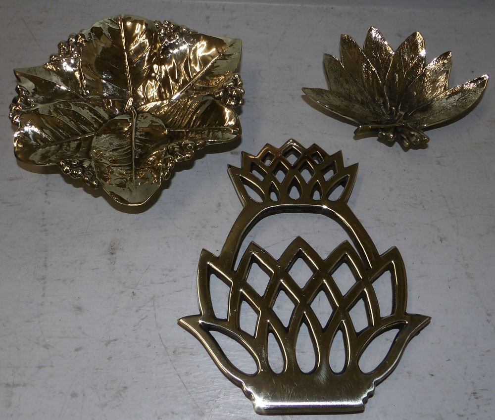 Two Brass VA MetalCrafters Bowls & Trivet: Two Brass VA MetalCrafters Bowls & Trivet. Up to 7 1/4" W "ALL DESCRIPTIONS AND ANY CONDITION STATEMENT GIVEN BY LANGSTON AUCTION GALLERY ARE STRICTLY OPINIONS AND LANGSTON'S SHALL HAVE NO RESPONSIBIL
