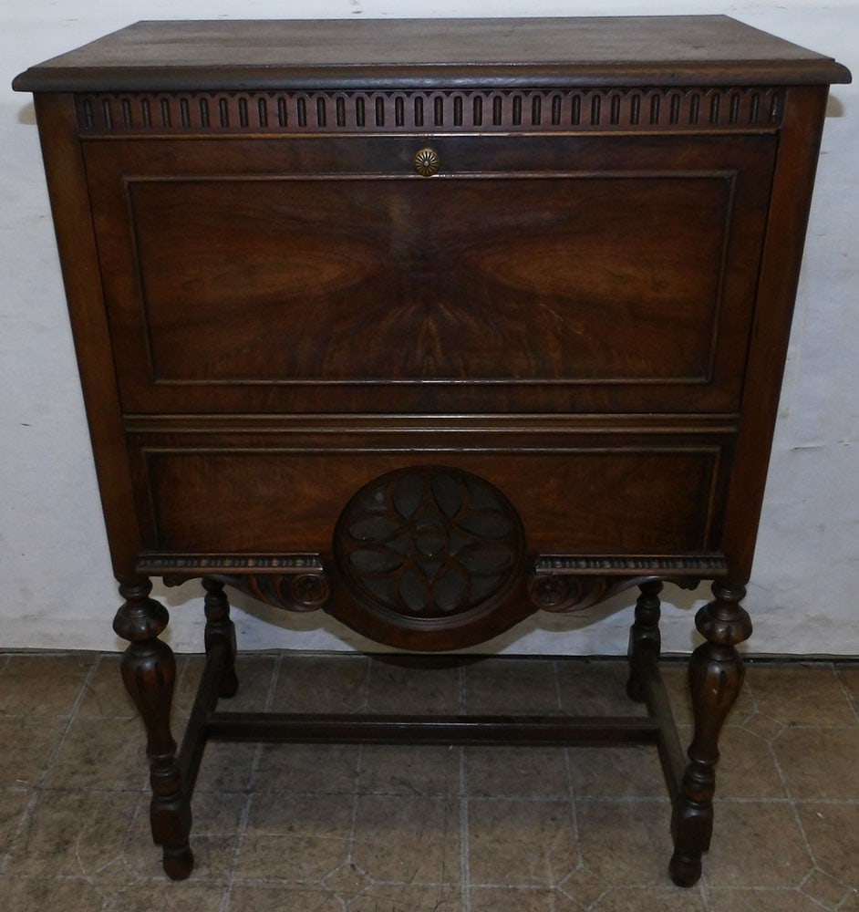Antique Walnut Radio Cabinet: Antique Walnut Radio Cabinet . 28" W 16" D 39 1/2" H "ALL DESCRIPTIONS AND ANY CONDITION STATEMENT GIVEN BY LANGSTON AUCTION GALLERY ARE STRICTLY OPINIONS AND LANGSTON'S SHALL HAVE NO RESPONSIBILITY F