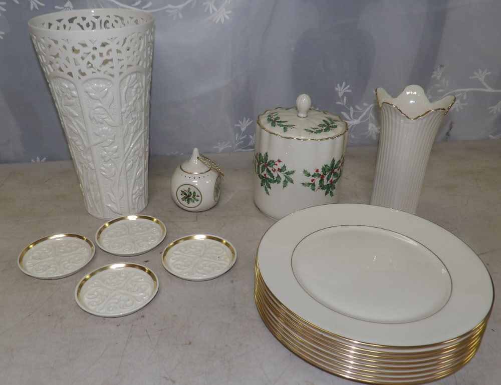 lot of Lenox porcelain items: lot of Lenox porcelain items. "ALL DESCRIPTIONS AND ANY CONDITION STATEMENT GIVEN BY LANGSTON AUCTION GALLERY ARE STRICTLY OPINIONS AND LANGSTON'S SHALL HAVE NO RESPONSIBILITY FOR ERRORS OR OMISSIONS.