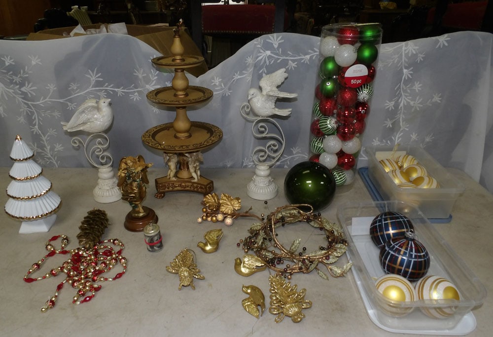 lot of Christmas decorations: lot of Christmas decorations. "ALL DESCRIPTIONS AND ANY CONDITION STATEMENT GIVEN BY LANGSTON AUCTION GALLERY ARE STRICTLY OPINIONS AND LANGSTON'S SHALL HAVE NO RESPONSIBILITY FOR ERRORS OR OMISSIONS.