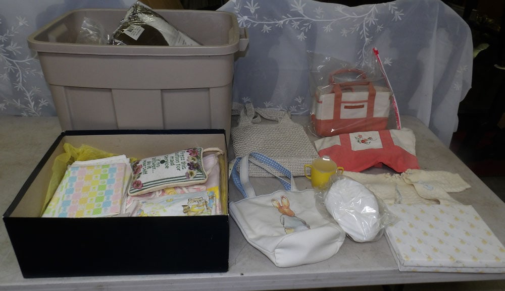 lot of linens and ladies purses: lot of linens and ladies purses. "ALL DESCRIPTIONS AND ANY CONDITION STATEMENT GIVEN BY LANGSTON AUCTION GALLERY ARE STRICTLY OPINIONS AND LANGSTON'S SHALL HAVE NO RESPONSIBILITY FOR ERRORS OR OMISSIO