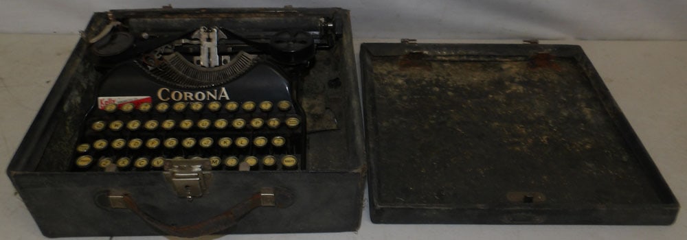 vintage typewriter in case (1 of 7)