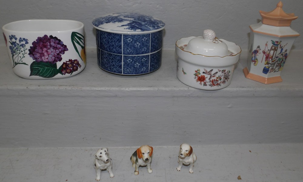 lot of porcelain items including some Mottahedeh: lot of porcelain items including some Mottahedeh. "ALL DESCRIPTIONS AND ANY CONDITION STATEMENT GIVEN BY LANGSTON AUCTION GALLERY ARE STRICTLY OPINIONS AND LANGSTON'S SHALL HAVE NO RESPONSIBILITY FOR 